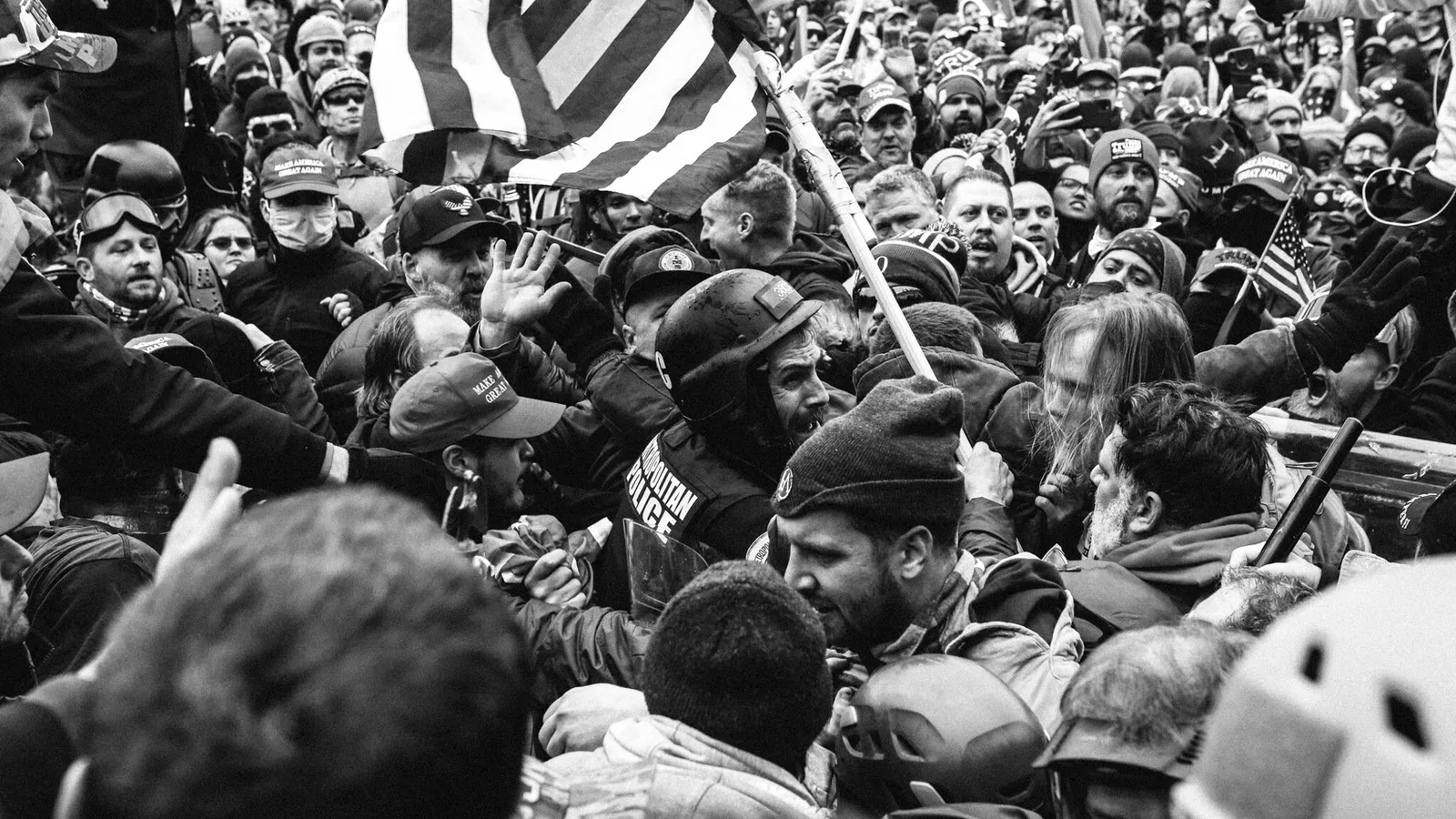 Un agente de policía de Washington D.C. fue empujado de las escaleras del Capitolio estadounidense y rodeado por insurgentes que intentaban entrar en el edificio el 6 de enero de 2021. Fotografía de Mel D. Cole Un agente de policía de Washington D.C. fue empujado de las escaleras del Capitolio estadounidense y rodeado por insurgentes que intentaban entrar en el edificio el 6 de enero de 2021. Fotografía de Mel D. Cole