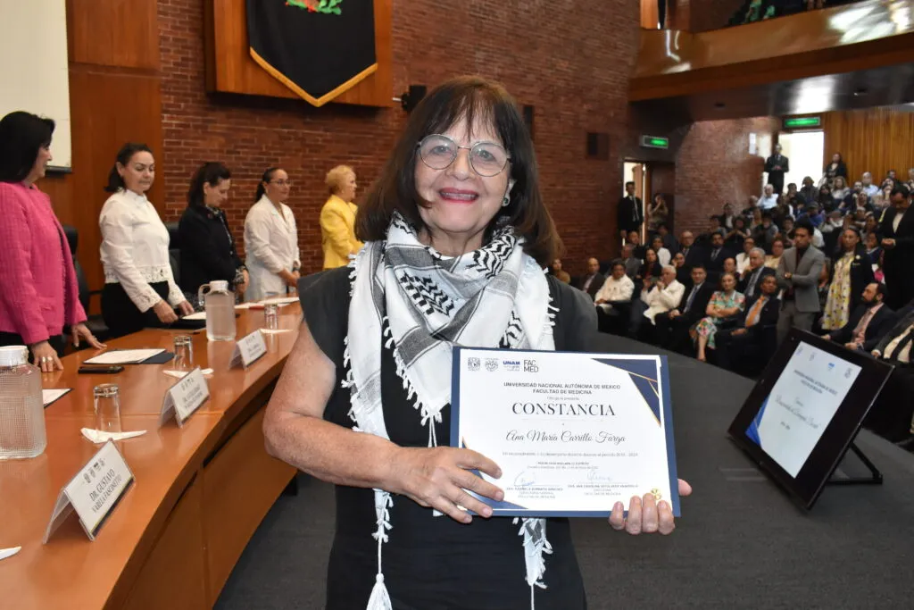 Dra. Ana María Carrillo, Reconocimiento al desempeño docente, Facultad de Medicina, UNAM. 26/mayo/2025.